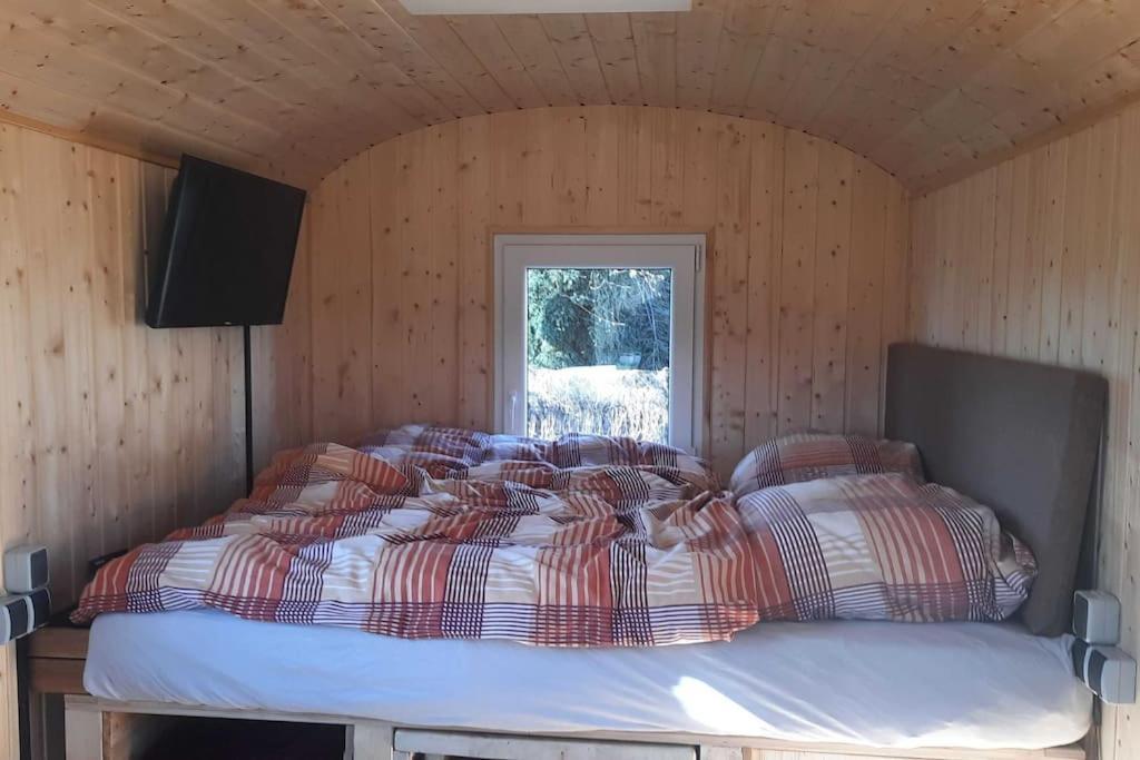 Zirkuswagen Glamping Fuer 2 Mit Veranda Kueche Netflix Parken Und Hofladen Steinhofel Экстерьер фото